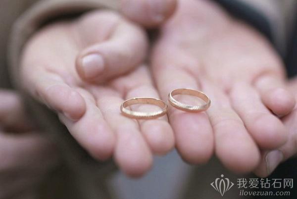 结婚戒指一般多少钱？听听这些人的选择与预算  第2张