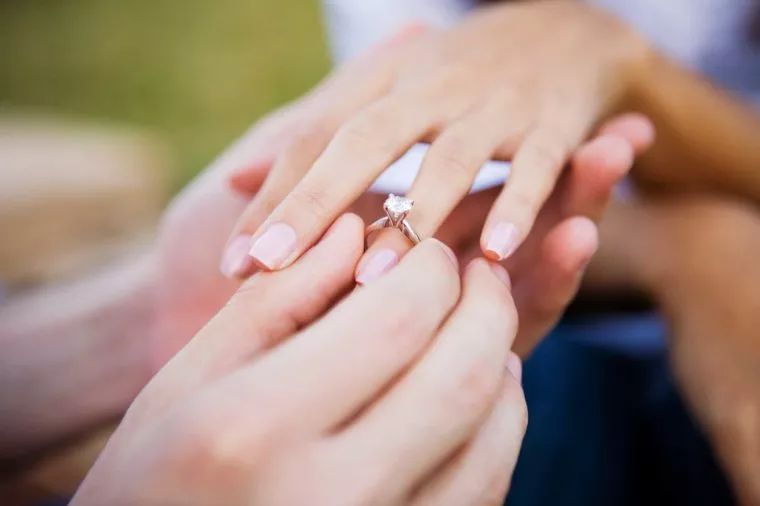 女孩们的钻石梦：预算有限，选品牌还是克拉数？  第1张