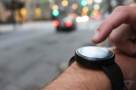开售的Moto 360怎么样？国外科技网站评测来啦  第2张