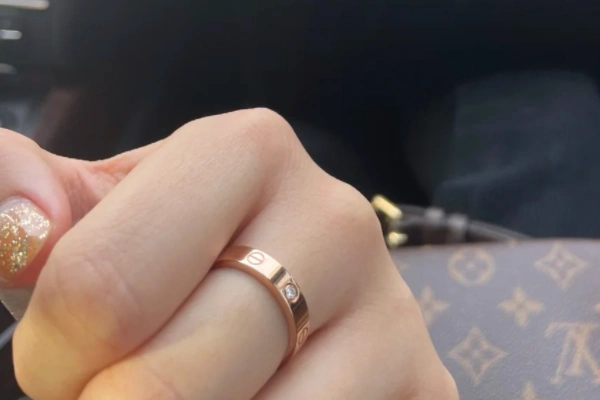 女生对包包、手镯戒指毫无抵抗力，卡地亚 Love 系列戒指超推荐  第3张