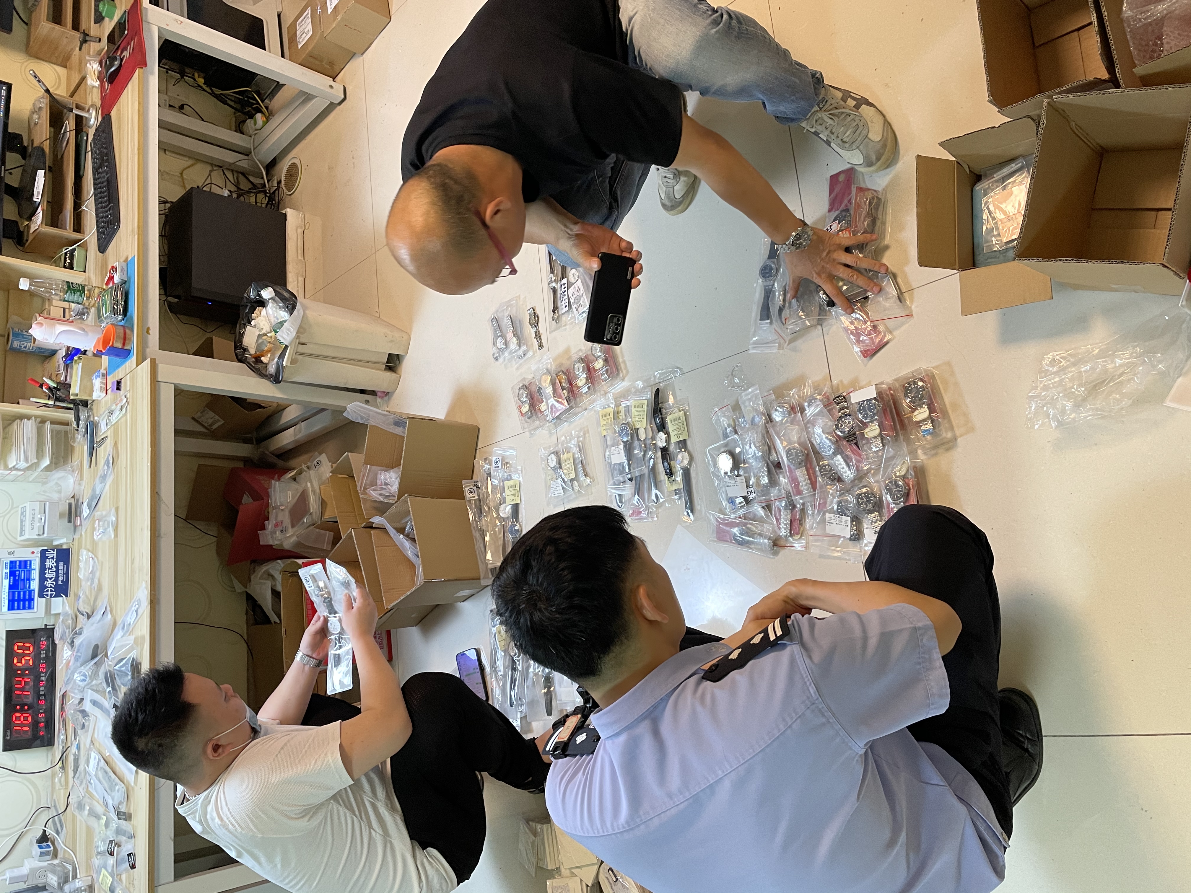 广州白云区金沙街打假百日行动传捷报，查获近百块假名牌手表  第1张
