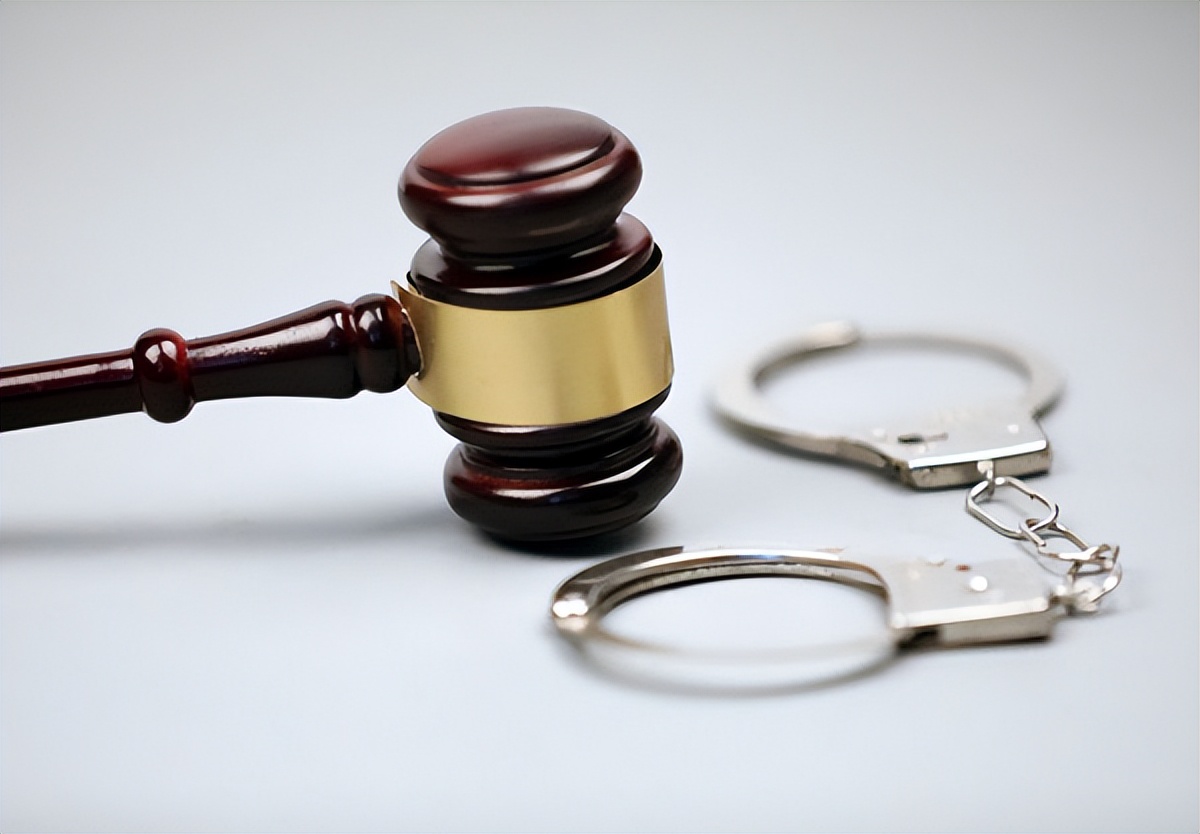 网店卖假冒阿玛尼手表，警方抓获30余人扣押大量假货