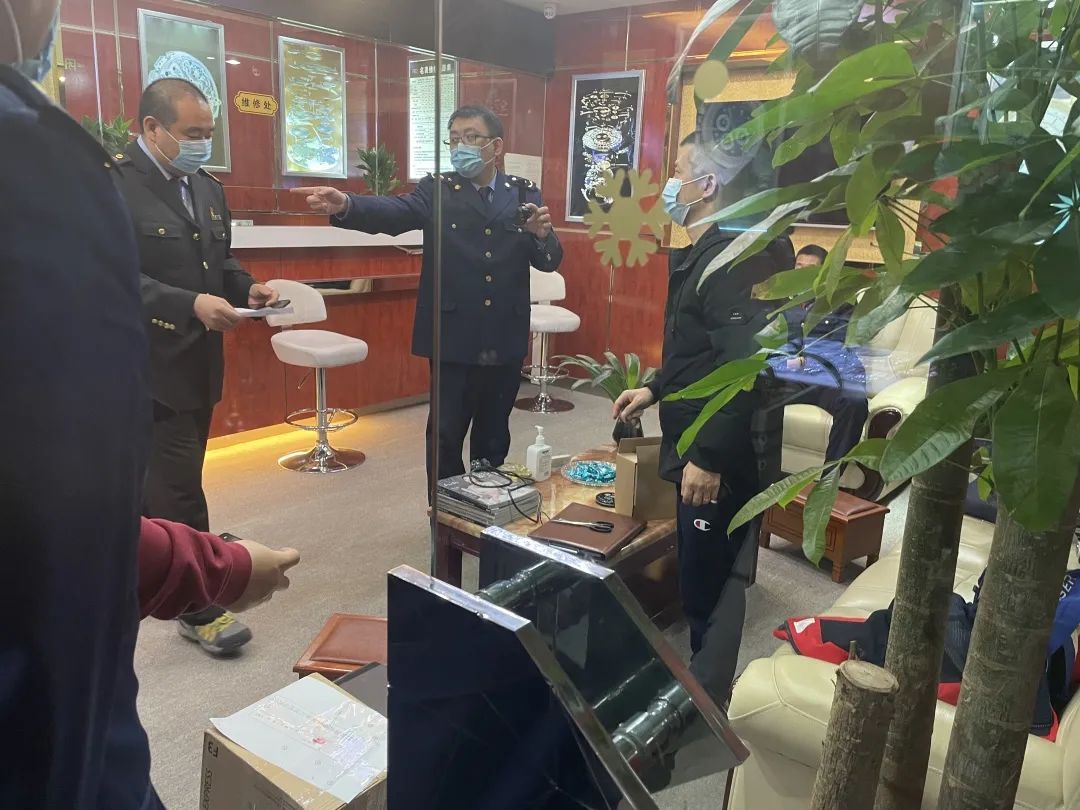 央视315晚会曝光名表维修骗局，北京一山寨店被查封  第2张